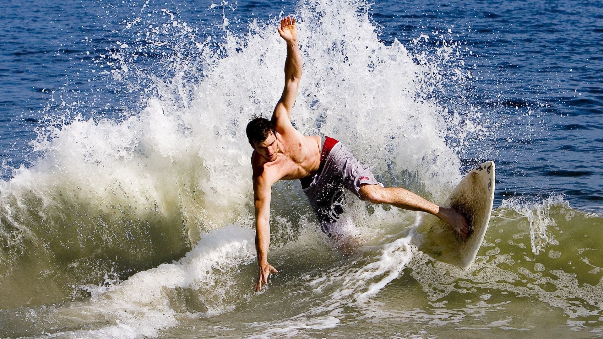 城市交警骑行技能竞技赛 锥桶绕行一气呵成